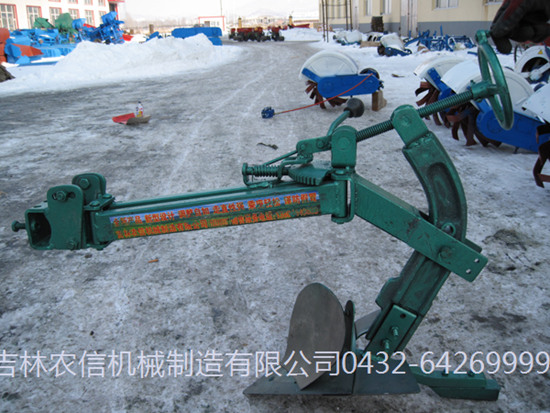 1LSW-135型(xing)水旱田兩用(yong)犁